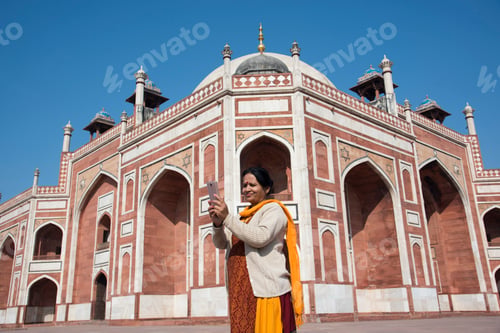 Preview: Indian woman taking selfie with smartphone in front of Humayun's Tomb