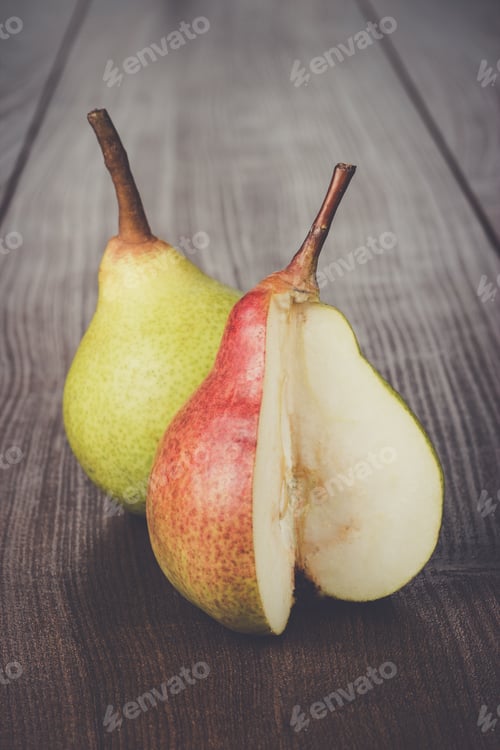 Preview: fresh pears on wooden table