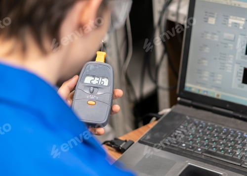Preview: worker in blue uniform hold electric miltimeter to check voltage b