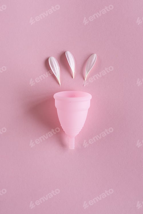 Vista previa: Silicone menstrual cup. Women's health and alternative hygiene.