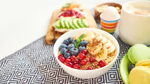 Vista previa: breakfast top view isolate white background. oatmeal with berries, toasts on a wooden tray