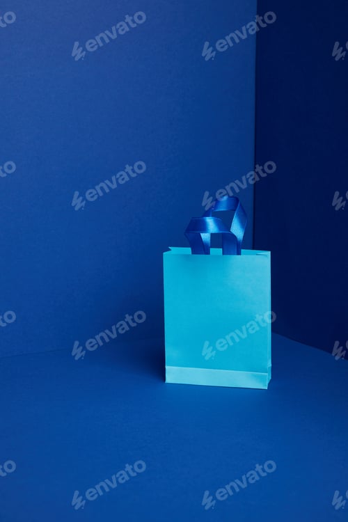 Preview: close up view of paper shopping bag on blue backdrop