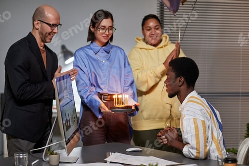 Visualização: Bolo de aniversário surpresa