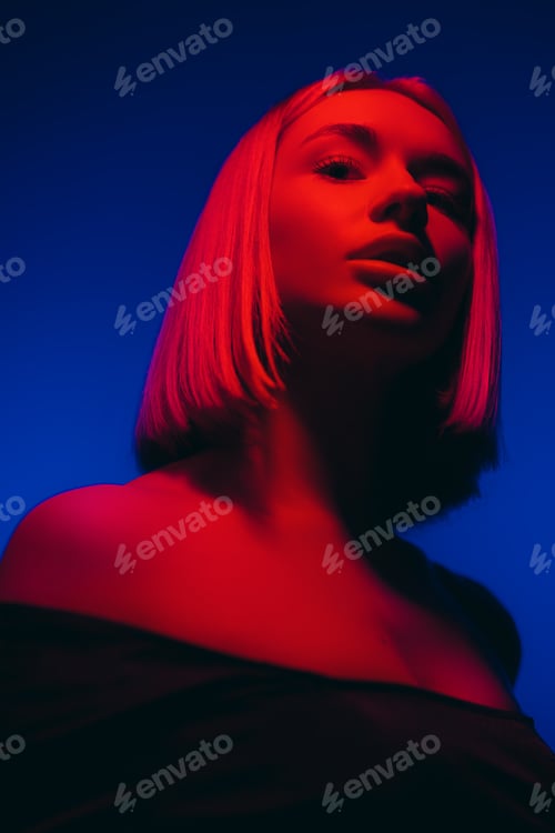 Preview: Blond lady on blue background