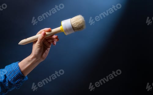 Preview: Hand holding brush