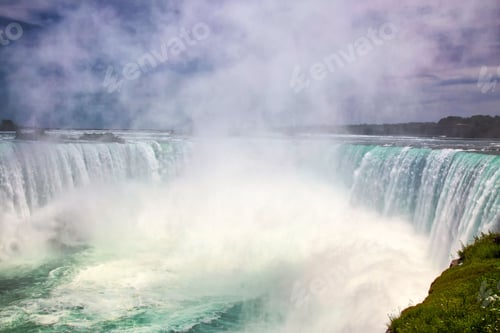 Vorschau: Weitwinkelaufnahme der Niagarafälle auf der kanadischen Seite mit Nebel