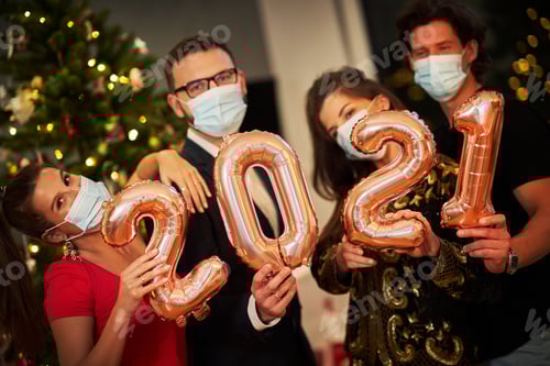 Visualização: Dois lindos casais jovens se divertindo na festa de Ano Novo