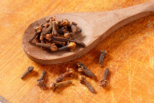 Preview: Dried cloves on wooden spoon