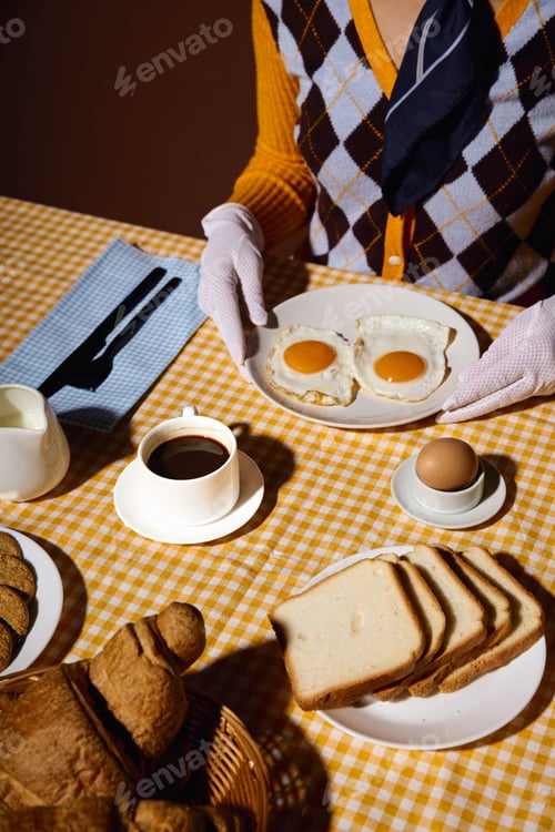Preview: A Fashionable Breakfast With Sunny-Side Up Eggs
