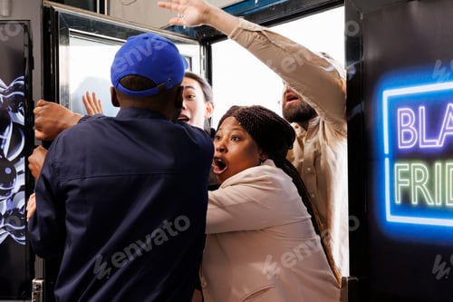 Preview: Black Friday crowd breaking into store