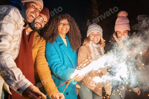 Visualização: Amigos felizes de diversas culturas com Spark Flare Bengal se divertindo e comemorando no inverno