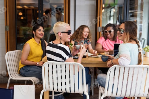 Preview: Young Women Drinking Coffee Concept