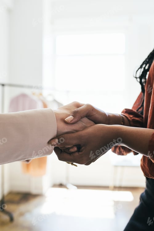 Preview: Two women shaking hands