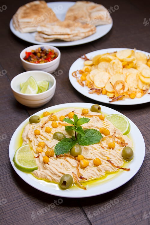 Vista previa: Healthy Homemade Creamy Hummus with Olive Oil and Pita Chips