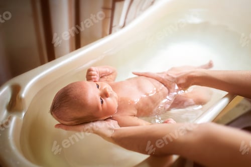 Preview: Small cute big-eyed beautiful baby bathes