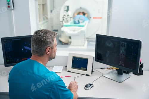 Preview: Doctor works with an injector to induce contrast
