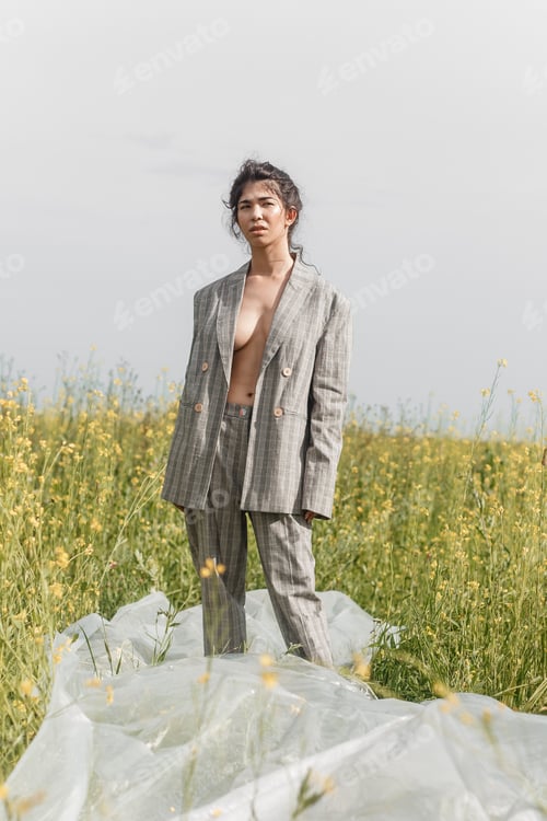 Preview: An Asian model poses in a field of yellow flowers for a clothing brand, polyethylene is the main pro