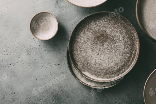 Preview: Empty ceramic bowls and plates