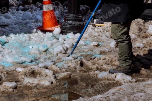 Preview: Cleaning the yard of snow