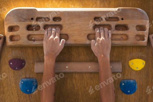 Preview: Woman hands in magnesium on the fingerboard.