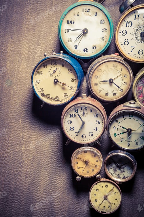 Preview: Vintage clocks in pile