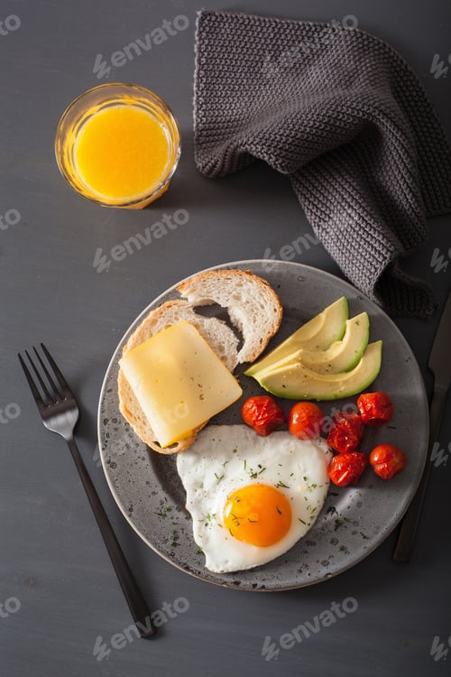 Preview: fried egg, avocado, tomato for healthy breakfast