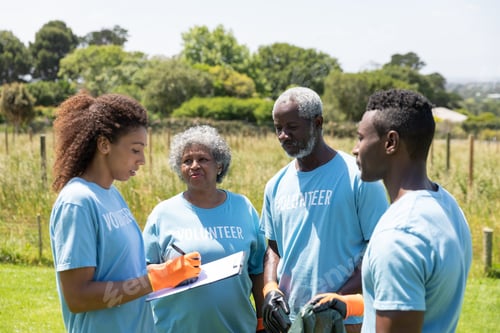 Preview: Volunteers collecting rubbish and recycling