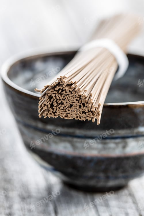 Vista previa: Tallarines soba crudos. Tallarines japoneses tradicionales.