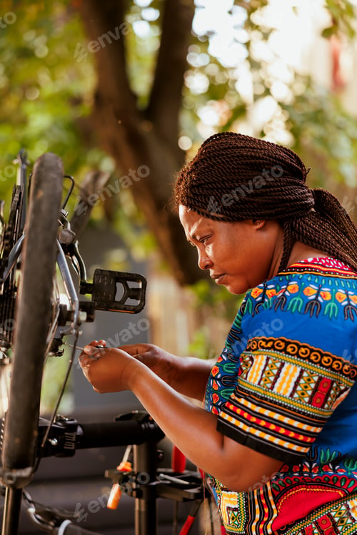 Preview: Female securing bicycle cogset