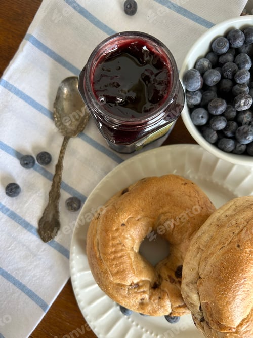 Vista previa: Bagels de arándanos con mermelada y arándanos frescos