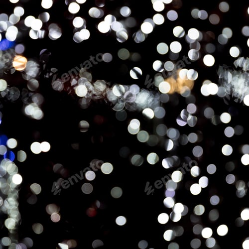 Visualização: Bokeh abstrato de luzes brancas da cidade em fundo preto. desfocou e desfocou muitas luzes redondas