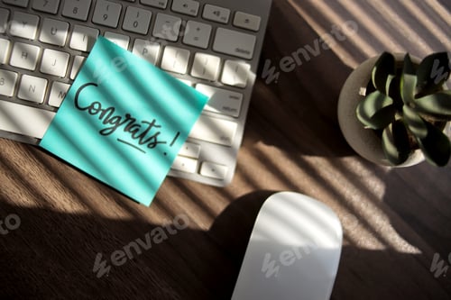 Visualização: Notas adesivas com texto de parabéns no teclado