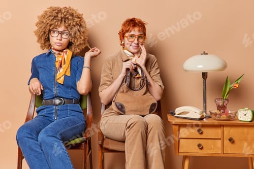 Visualização: Mulheres retrô sentam-se perto de móveis antigos, conversando profundamente, aguardam sua vez na fila