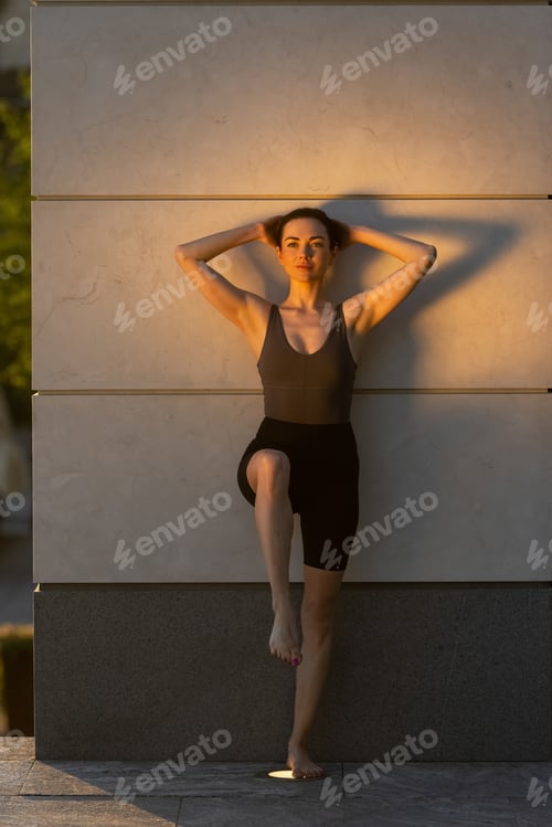 Preview: Young sporty slim woman doing fitness training on the street. Healthy lifestyle concept, fitness