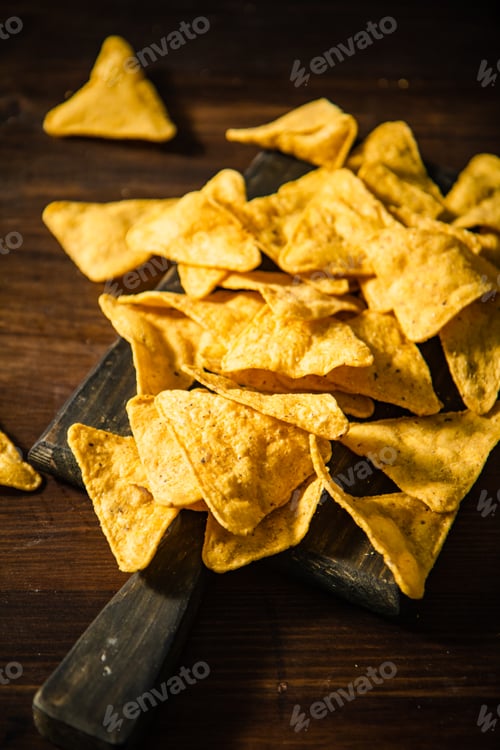 Preview: Corn chips with avocado sauce.