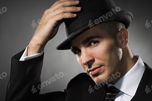 Vista previa: Retrato de un hombre joven con un sombrero fedora