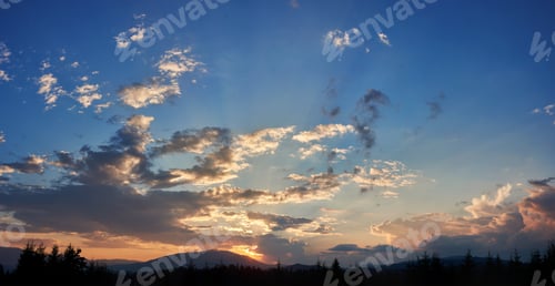 Vorschau: Ruhiger Abendhimmel mit Blautönen und zartrosa Wolken bei Sonnenuntergang.