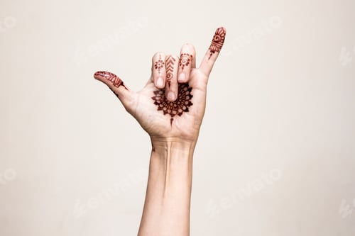 Preview: Hand with henna tattoo making gesture