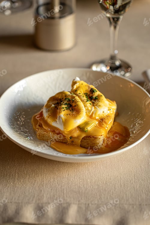 Preview: Eggs benedict with hollandaise sauce