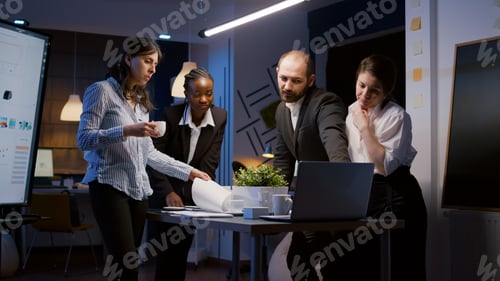 Visualização: Estratégia de gerenciamento de soluções de trabalho em equipe diversificada de negócios analisando gráficos da empresa