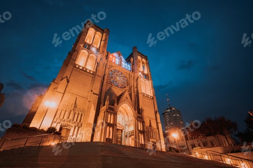 Preview: Majestic view of the iconic Grace Cathedral in San Francisco, illuminated by night