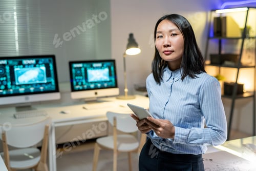 Vista previa: Mujer asiática en camisa sosteniendo tableta
