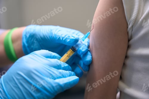 Preview: Patient in the injection room receives prophylactic inoculation in arm