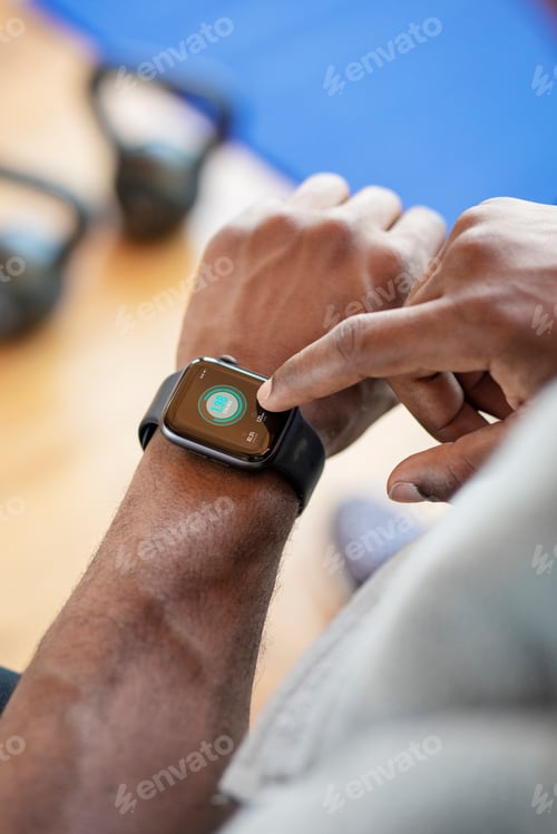 Preview: Fit man using a smartwatch