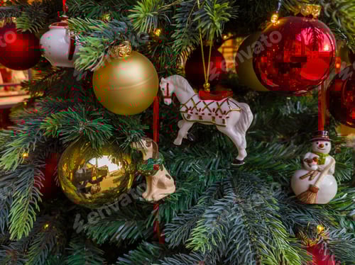 Preview: Colorful ornaments and festive figures adorn a Christmas tree