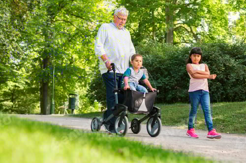 Vorschau: Großvater mit Enkelkindern (2-3, 6-7) im Park