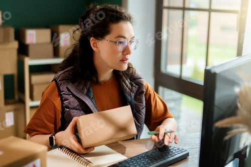 Preview: Woman working in a warehouse