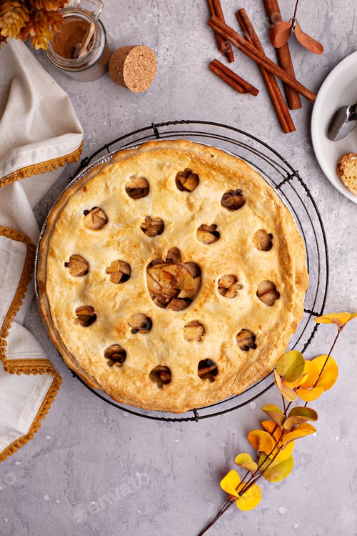 Preview: Apple pie with decorated top