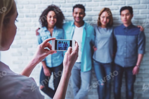 Preview: Young people with gadget