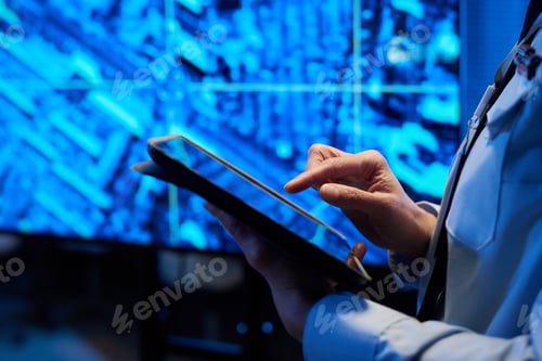 Visualização: Officer in uniform pointing at screen